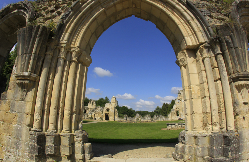 Visit Vauclair abbey, within easy reach of the chateau