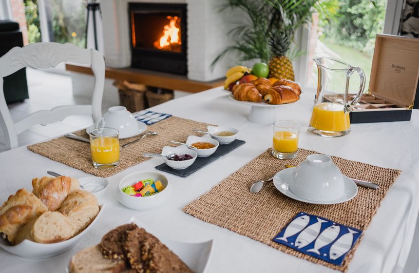 A beautiful breakfast in a beautiful room, all cosied up by the crackling fire. It’s moments like these that make your Bray-Dunes weekend at Villa Samoa extra special