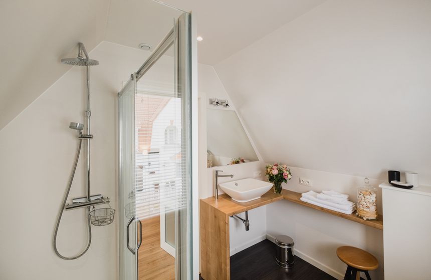 … and a contemporary en-suite with large walk-in shower 