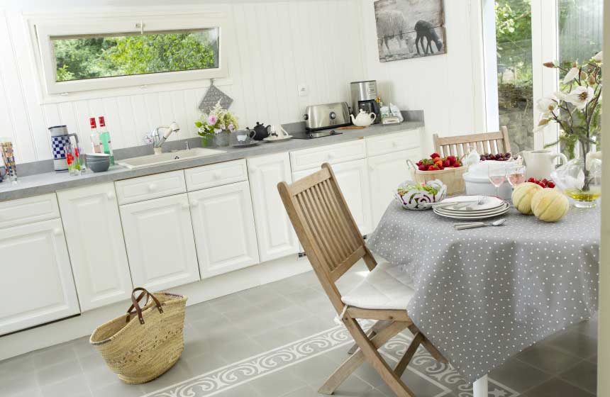 Your Amiens holiday cottage’s cosy interior features this well-equipped kitchen