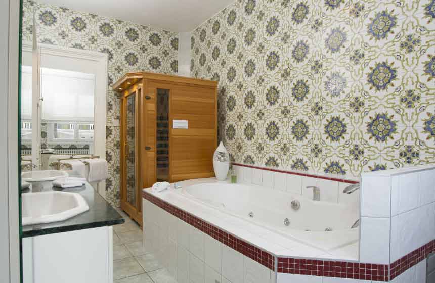 Your bathroom ‒ with sauna and spa bath ‒ at ‘Cercle de Malines’ B&B in Calais