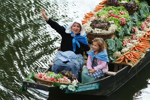 The traditional market on the water in Amiens - VIsit France