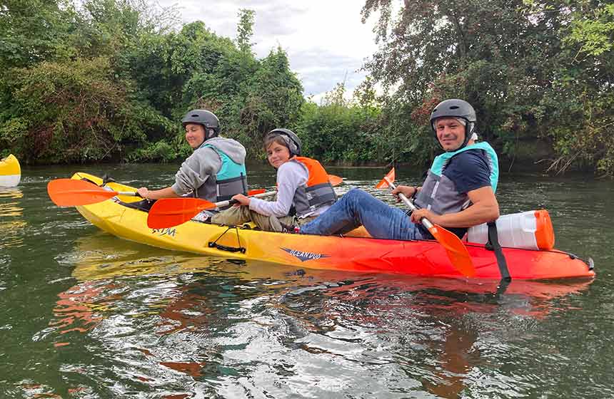 Kayak down the river during your stay at Camping de la Trye near Beauvais