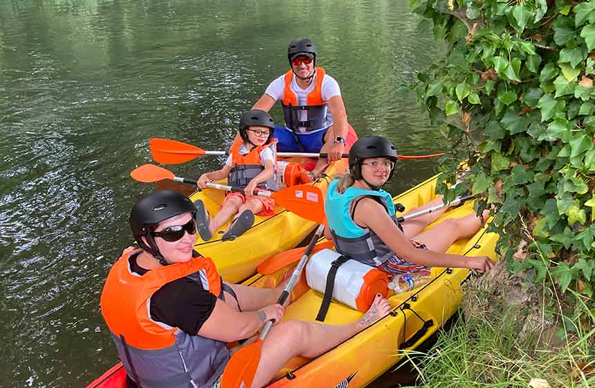 Kayak down the river during your stay at Camping de la Trye near Beauvais