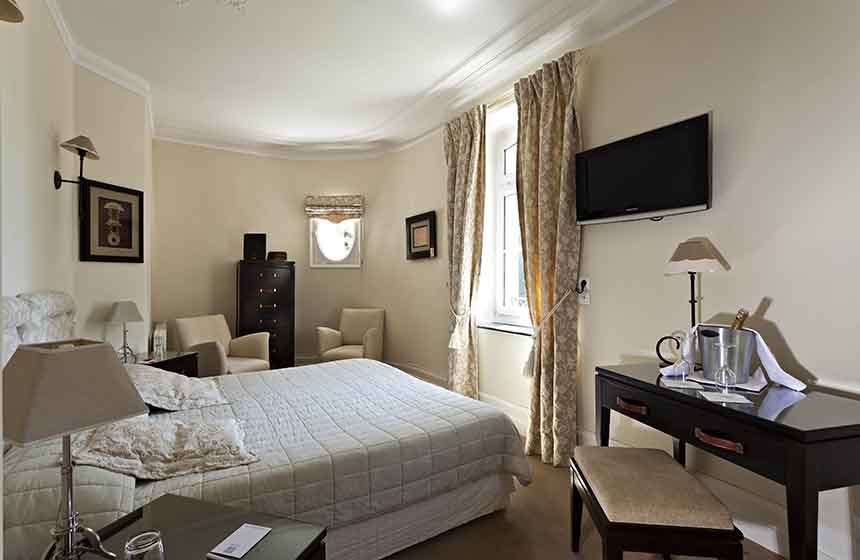 A refined decor and an exceptional degree of comfort and luxury characterise the premium rooms on your chateau break near Calais