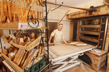 Boulanger Pâtissier Bigot croissants baguettes Mâchicoulis Pierrefonds Oise Northern France