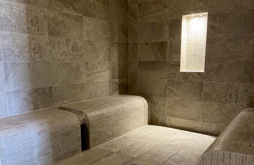Enjoy a session in the steam room during your stay at the T'Aim Hotel in Compiègne, France