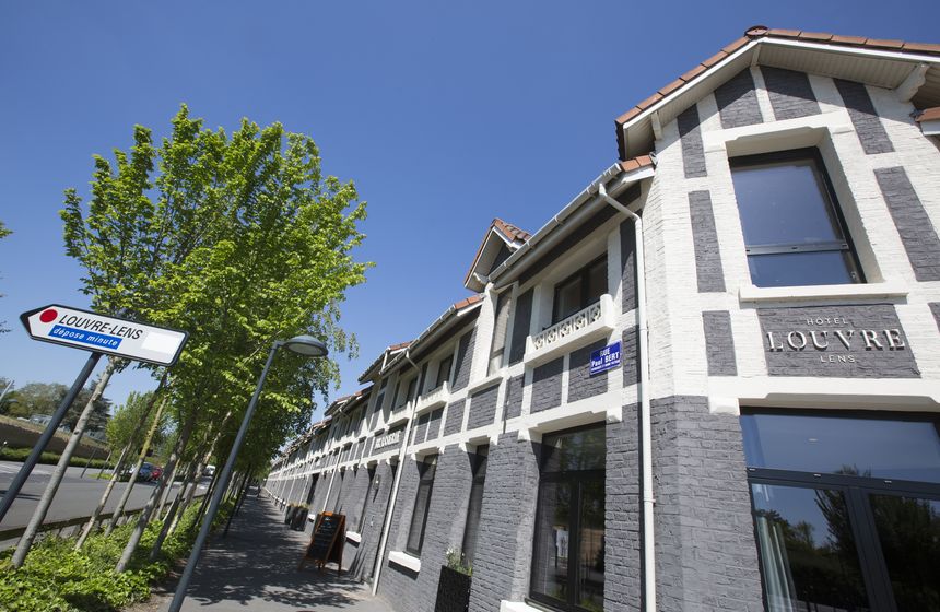 The hotel’s frontage retains the walls of the miners’ cottages that stood here