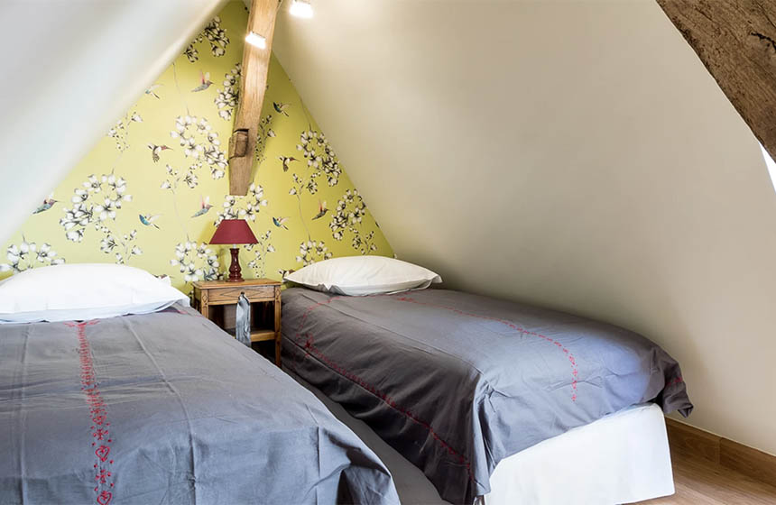 ... plus 2 single beds in the eaves that the kids will love!