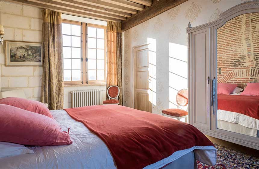 Your family-friendly gite in France sleeps 12 in 5 bedrooms
