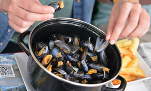 A taste of the sea with the unmissable "mussels and French fries" Somme Bay A16 