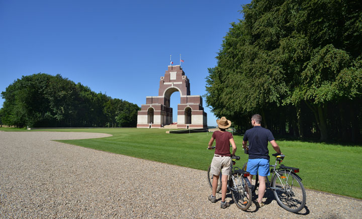 Thiepval Memorial inscribed with the name of 72 195 soldats whose bodies have never been found.
