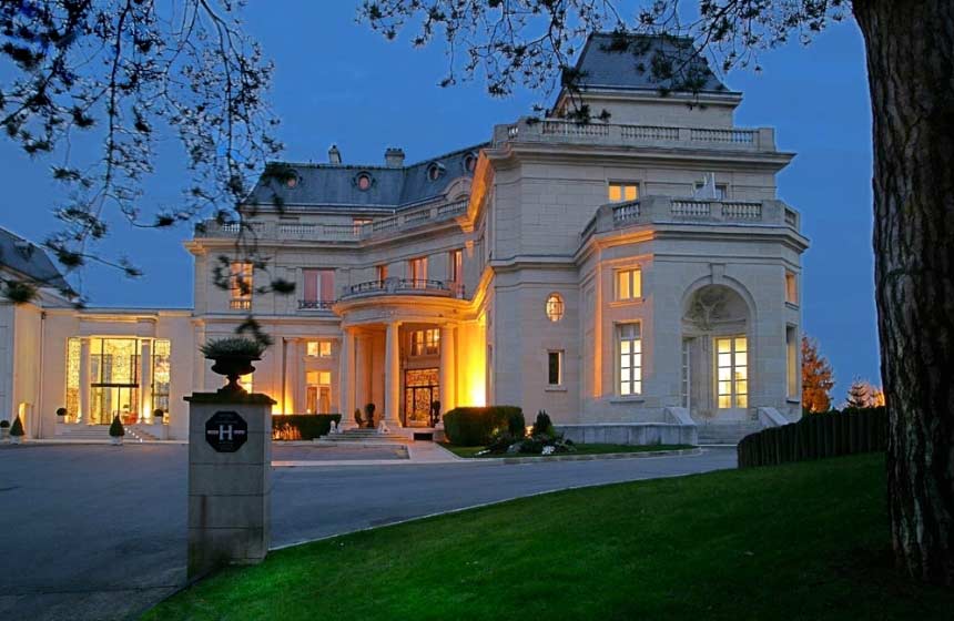  Tiara Château Hotel Mont Royal Chantilly by night