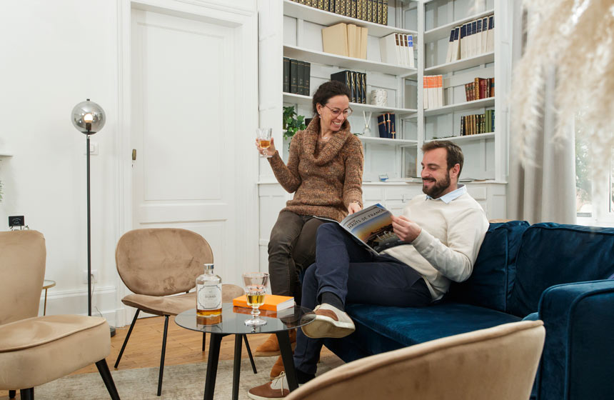 Relax in comfort and tranquillity in the hotel’s library lounge