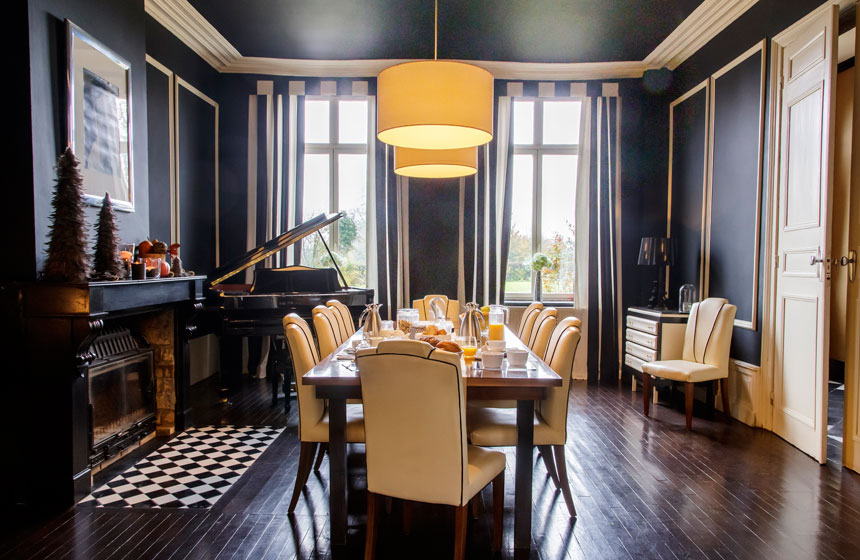 The Art Deco style dining room at Maison de Plumes B&B in Heuchin, Northern France