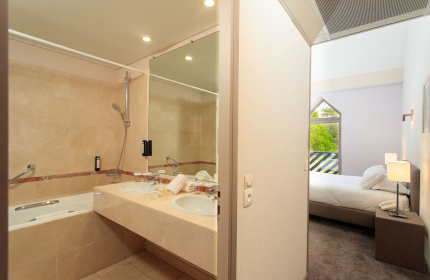 Bathrooms at the Holiday Inn, your Le Touquet family hotel
