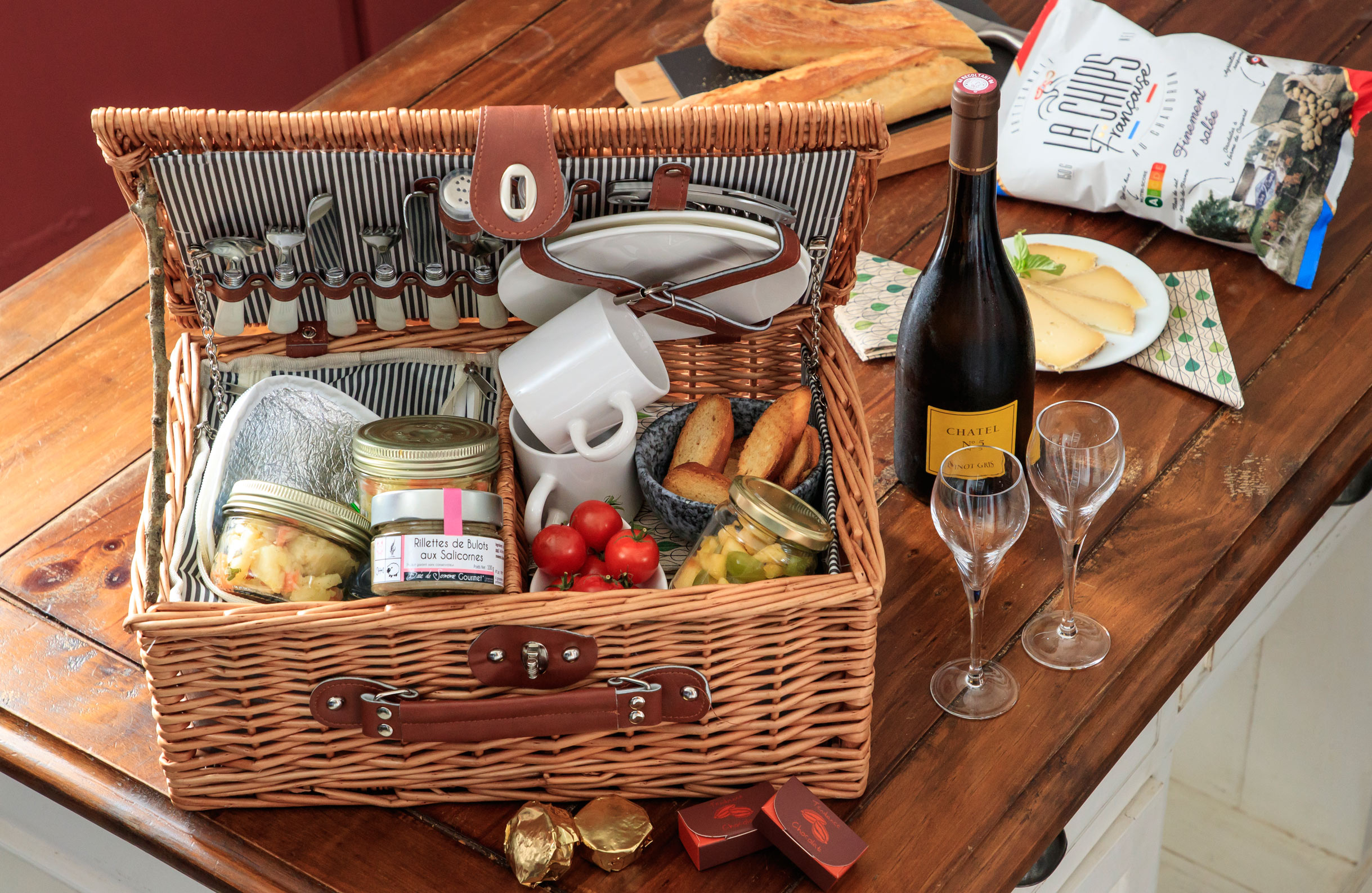 If you don't want to go out to eat, why not order a gourmet dinner hamper from your host at Villa Varentia?
