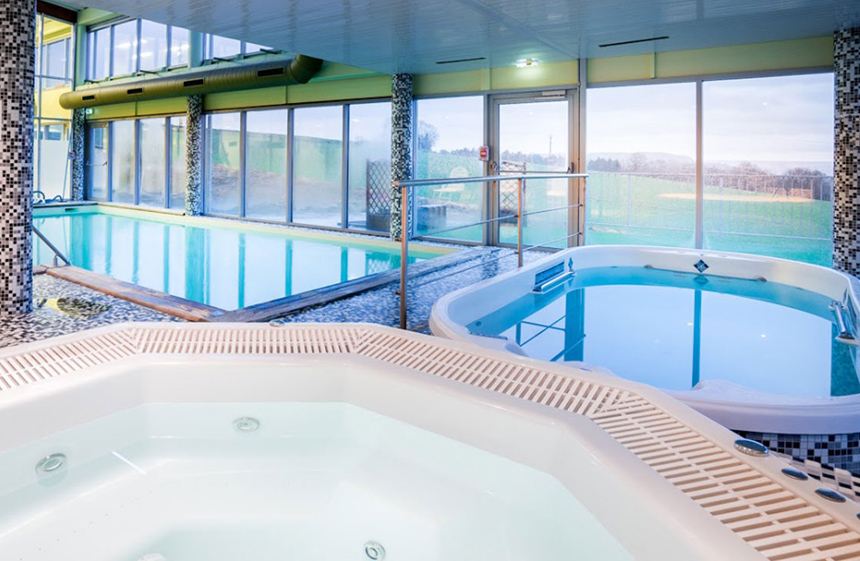 The wellness centre pool at the Best Western Hotel Ile de France 