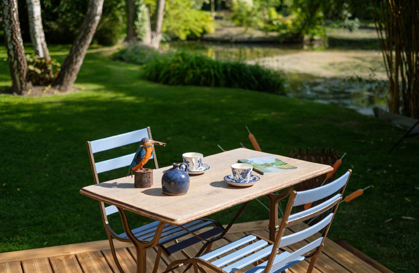The terrace at your Amiens holiday cottage, complete with outdoor furniture for you to enjoy as you while away peaceful afternoons in the Hortillonnages 