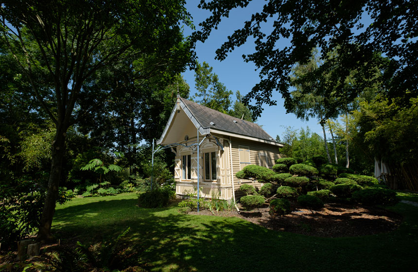 Amiens holiday cottage Ch'Canard is an unusual place to stay in France. It’s at the heart of the Hortillonnages floating gardens in Northern France