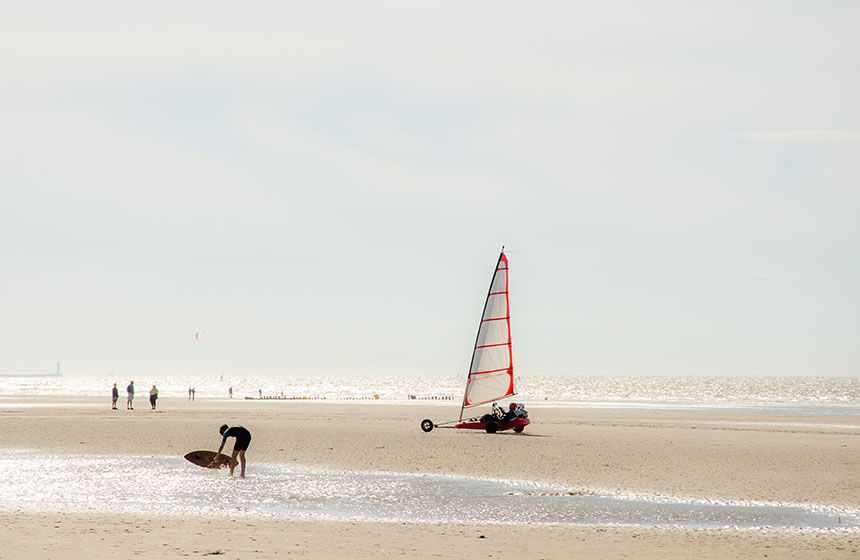 Enjoy the mesmerising spectacle of sand-yachters and kite-surfers 