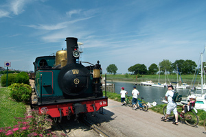 A real steam train runs between Saint-Valery-sur-Somme and Cayeux sur mer - Visit France